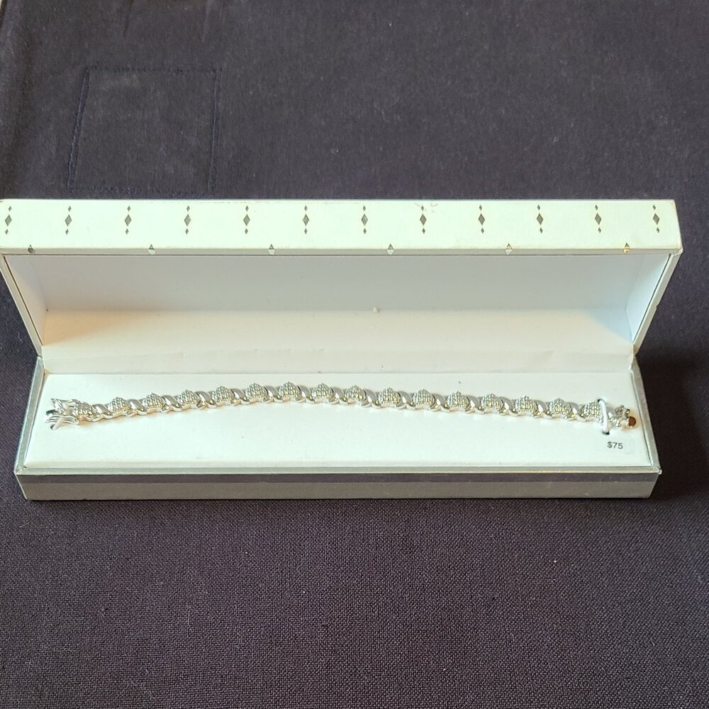 NWT Plated Brass Heart and Kiss (XOXO) shaped 7.5" bracelet.
